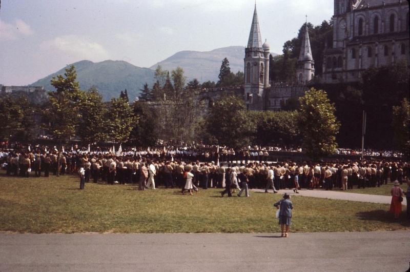 1978n campo mobile internaz FSE - Lourdes - cerimonia di fronte alla grotta di Lourdes-4.jpg