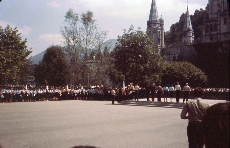 1978n campo mobile internaz FSE - Lourdes - cerimonia di fronte alla grotta di Lourdes-5.jpg