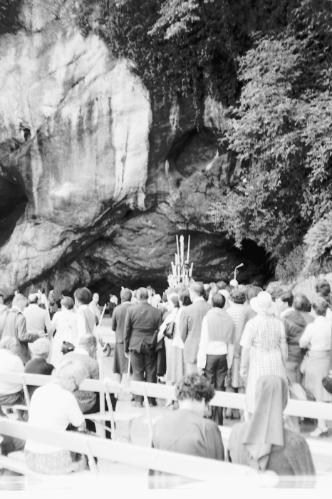 1978o campo mobile internaz FSE - Lourdes - S messa alla Grotta.jpg