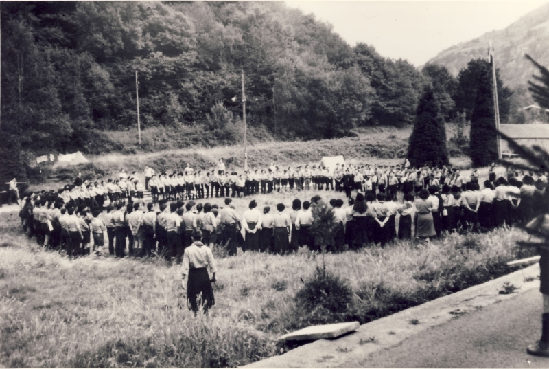 1978p campo mobile internaz FSE - Lourdes - cerchio di saluto del contingente italiano-1.jpg