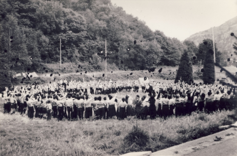 1978p campo mobile internaz FSE - Lourdes - cerchio di saluto del contingente italiano-3.jpg
