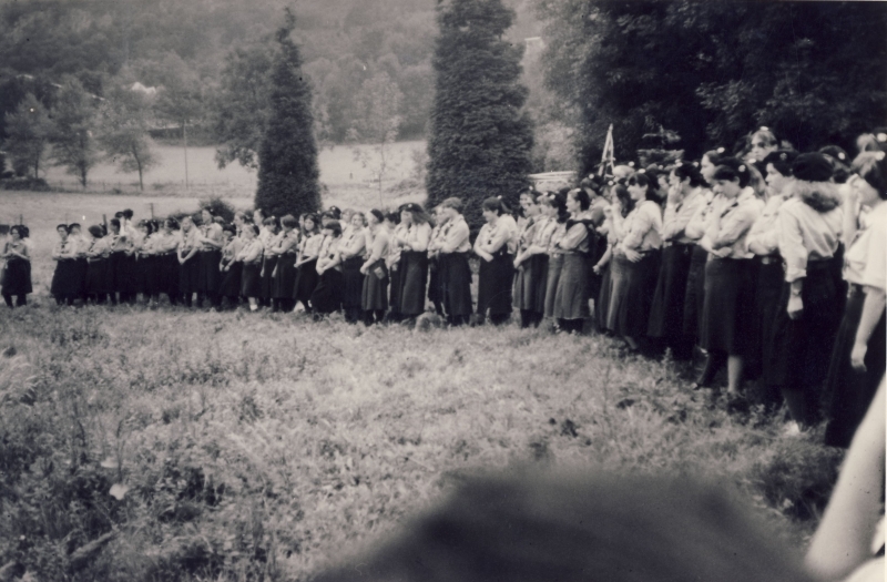 1978p campo mobile internaz FSE - Lourdes - cerchio di saluto del contingente italiano-4.jpg
