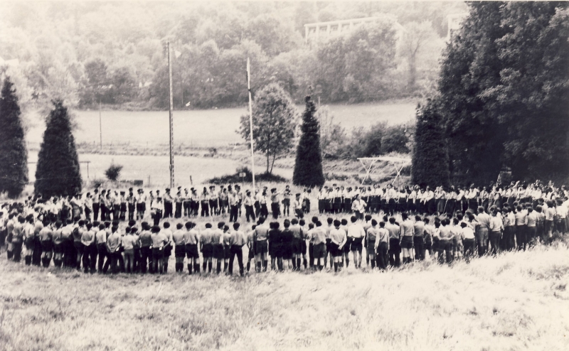 1978p campo mobile internaz FSE - Lourdes - cerchio di saluto del contingente italiano-5.jpg