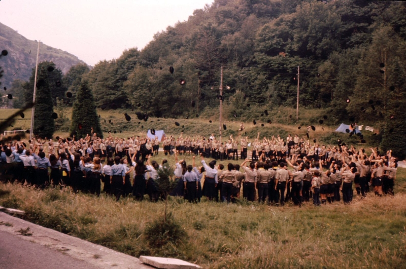 1978p campo mobile internaz FSE - Lourdes - cerchio di saluto del contingente italiano-7.jpg