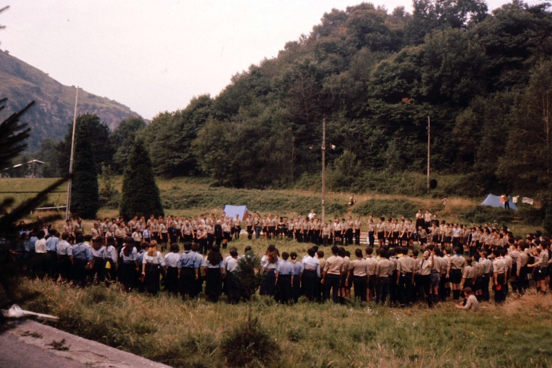 1978p campo mobile internaz FSE - Lourdes - cerchio di saluto del contingente italiano-9.jpg