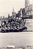 1978h campo mobile internaz FSE - Lourdes - foto di sottogruppo italiano-francese con la cattedrale.jpg