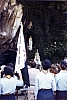 1978o campo mobile internaz FSE - Lourdes - sosta preghiera alla grotta.jpg