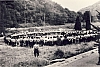1978p campo mobile internaz FSE - Lourdes - cerchio di saluto del contingente italiano-1.jpg