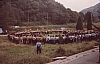 1978p campo mobile internaz FSE - Lourdes - cerchio di saluto del contingente italiano-6.jpg