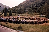 1978p campo mobile internaz FSE - Lourdes - cerchio di saluto del contingente italiano-7.jpg