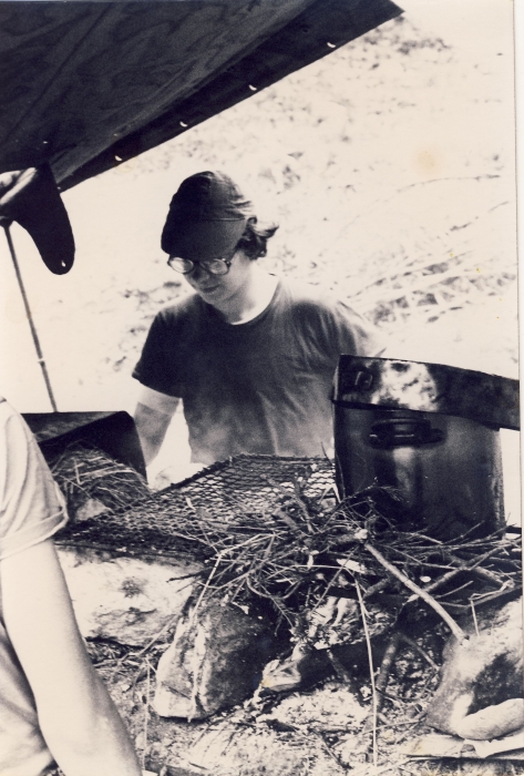 1981 Rip sPioX - campo dell'allegro Trappeur - Val da Rin pian di Serra - Miron in cucina.jpg