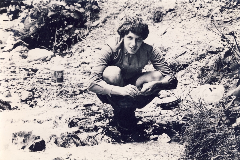 1981 Rip sPioX - campo dell'allegro Trappeur - Val da Rin pian di Serra - lavaggio pentole- gianni vianello.jpg