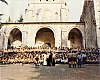 1982 Clan nuova strada - campo naz rover dei monti Ernici - 05 foto di gruppo all'abbazia di Casamari.jpg