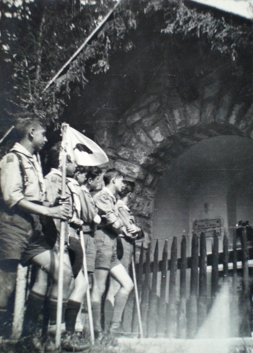 1955-rip-smdrovere-campo-domegge-castori-davanti-capitello.jpg
